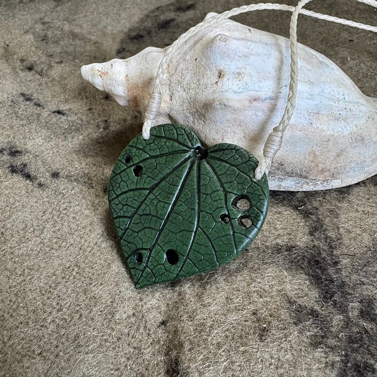 Kawakawa Necklace 4.5cm - Cream cord