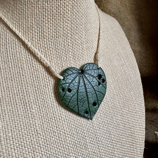 Kawakawa Necklace 4.5cm - Cream cord